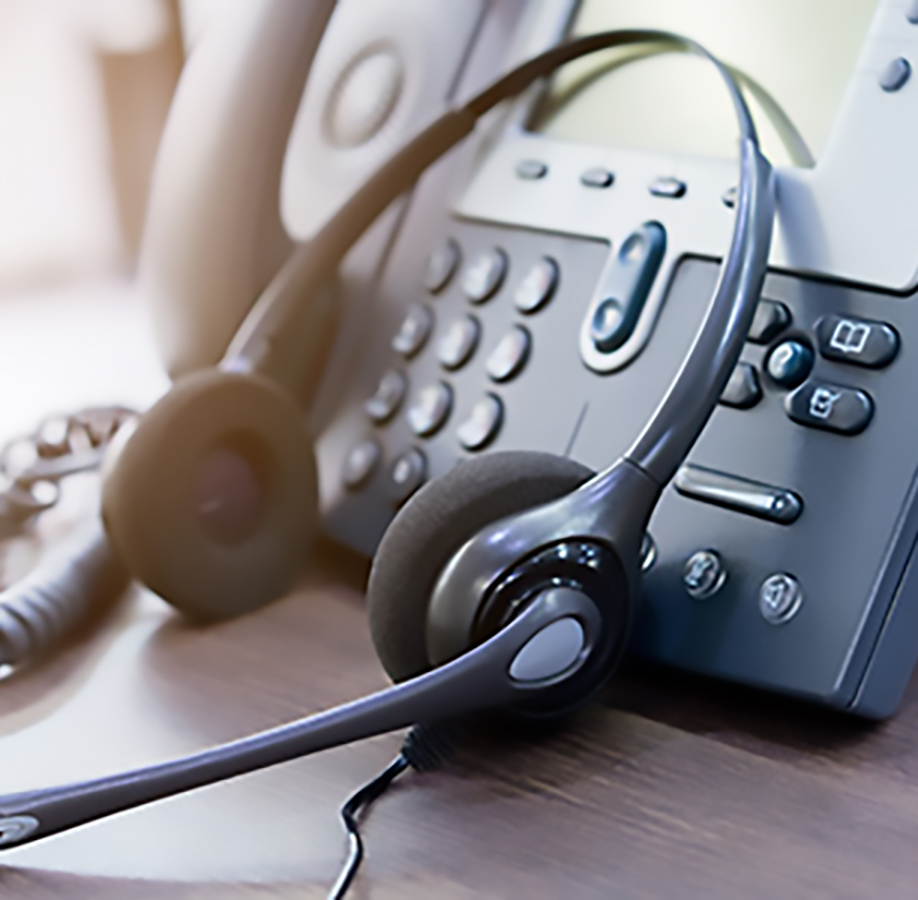 Sie haben weitere Fragen? Stimmungsbild Kundenservice: Telefon mit angelehntem Headset